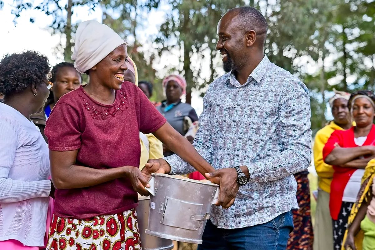 Bruynzeel storage systems, creating space for a healthier planet_Close-up of a DGB team member and a local woman during cookstoves distribution in Kenya_visual 3