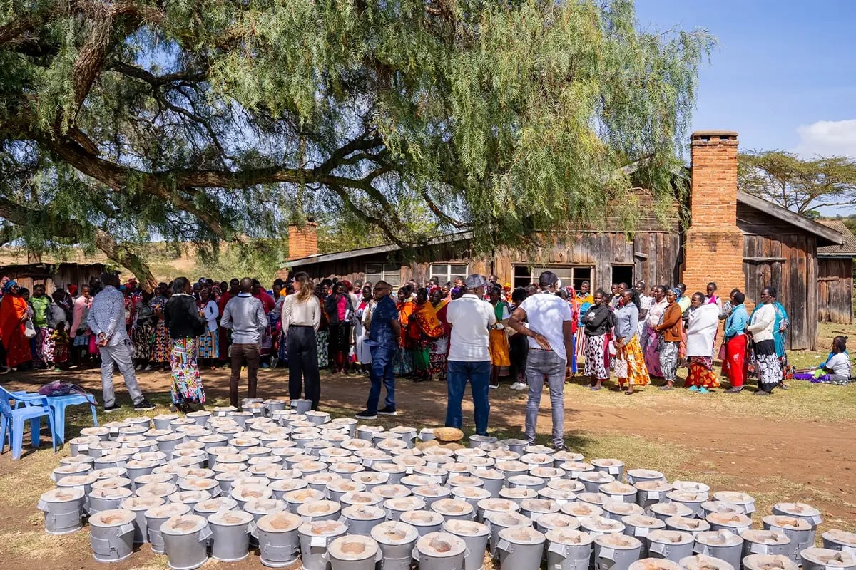 Bruynzeel storage systems, creating space for a healthier planet_Local community members and DGB team during cookstoves distribution in Kenya_visual 2