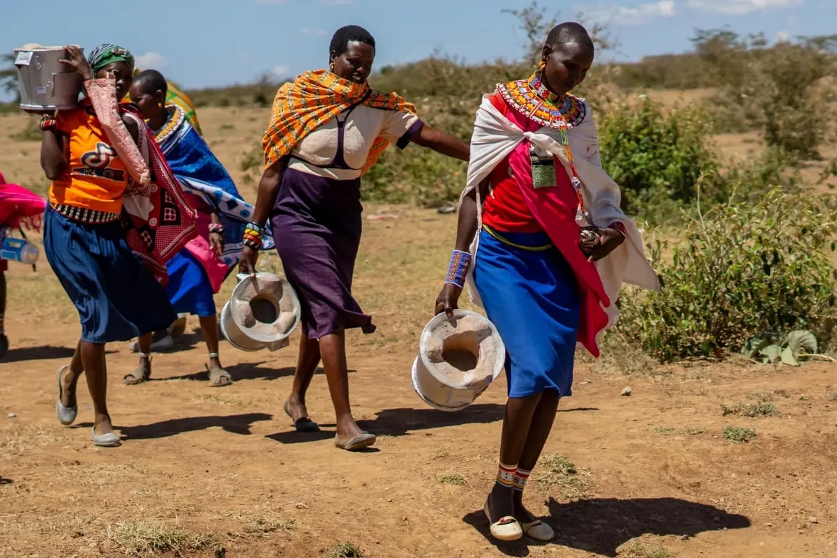 CF_Carbon footprint offsetting strategies_how leading companies neutralise their emissions_Maasai women carrying newly received cookstoves_visual 7