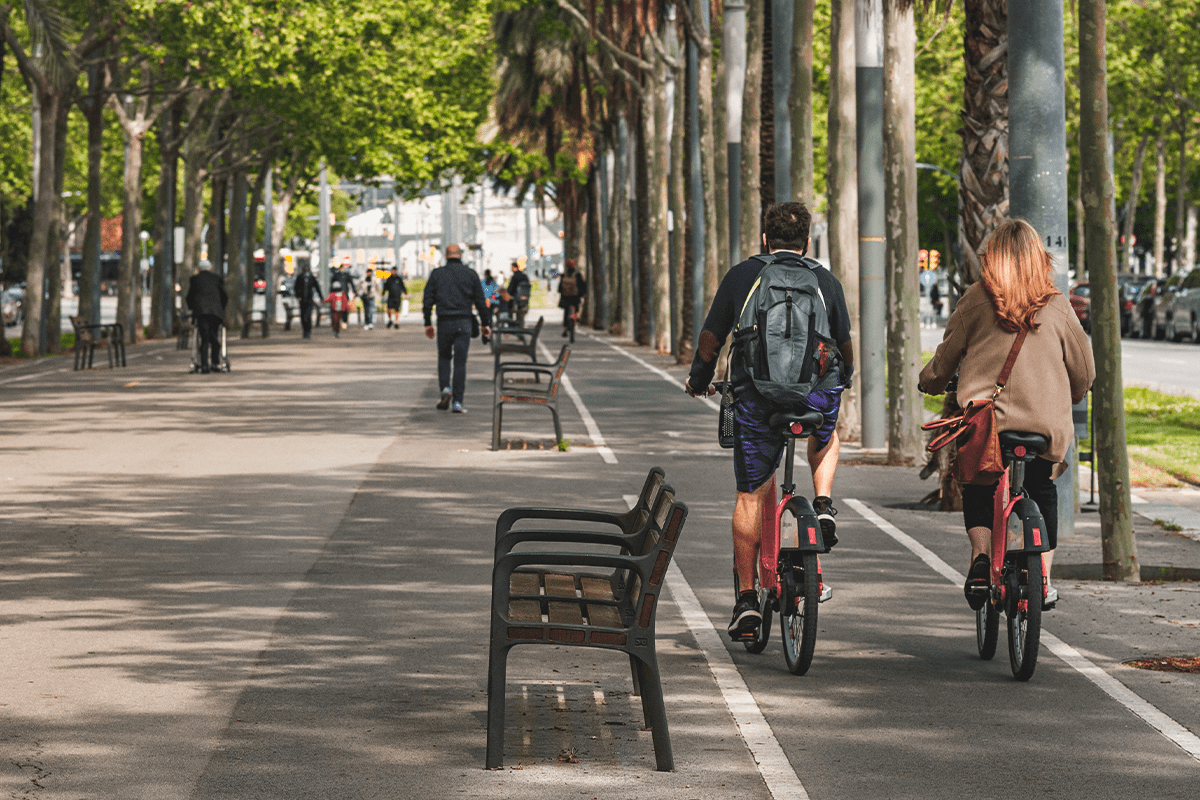 Clean air_cyclists in a city_visual 3