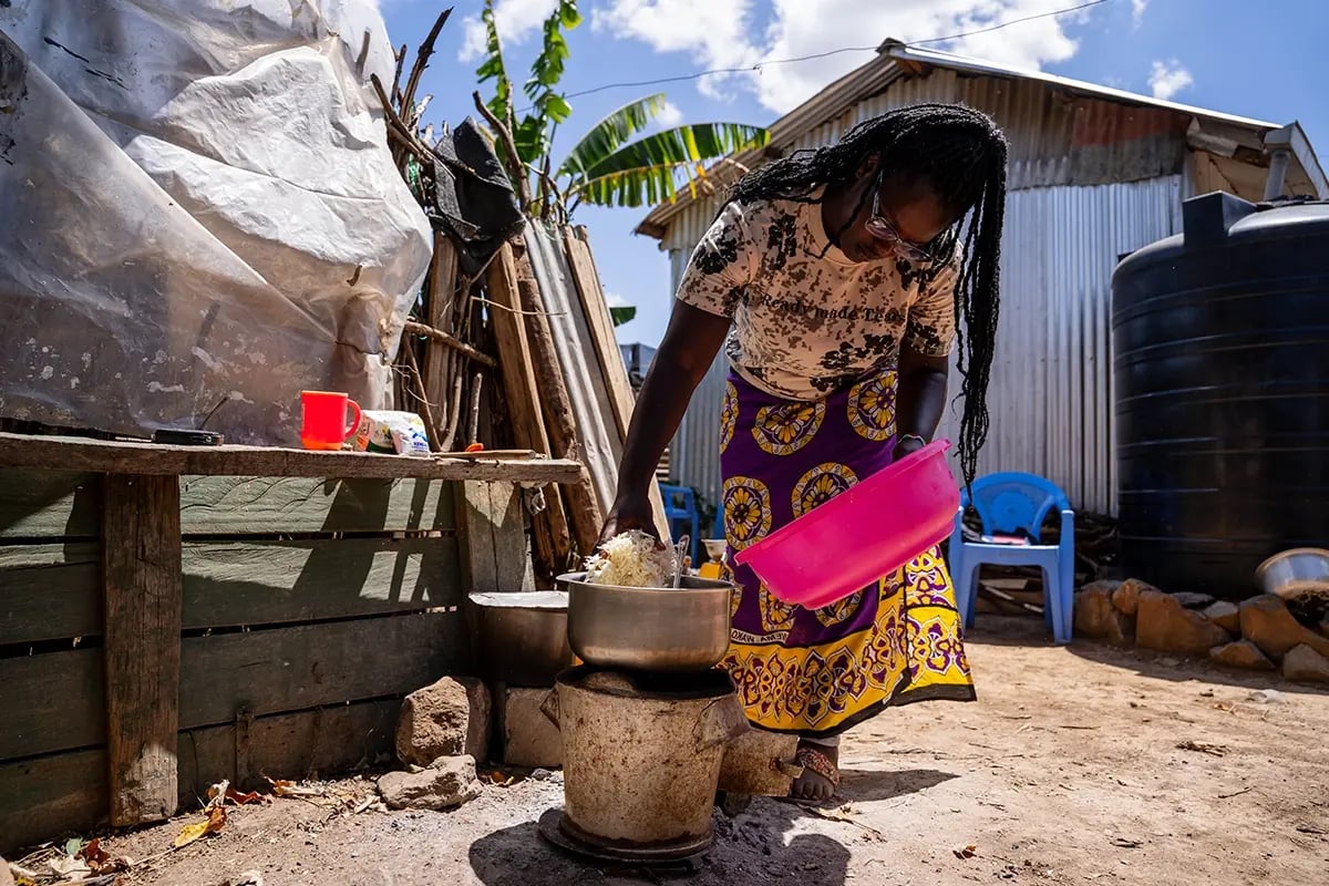 High-quality carbon credits vs regular carbon credits, what sets them apart_Local woman preparing a meal using a cookstove_visual 3