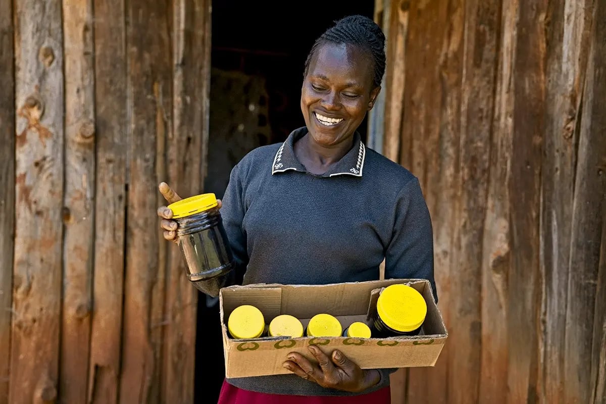 Kenya Beehive Project, from sold out to scaling up_A local farmer with honey_visual 3