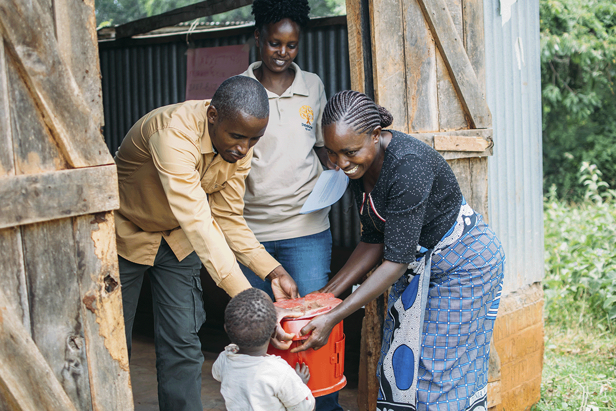 Planet Plays green gaming campaigns_A family receiving a new cookstove_visual 4