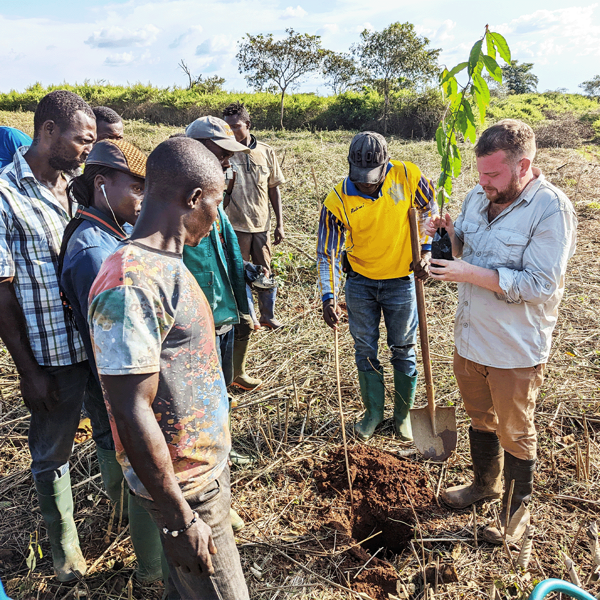 Sawa Afforestation Project_Nicholas Wall providing a tree planting training
