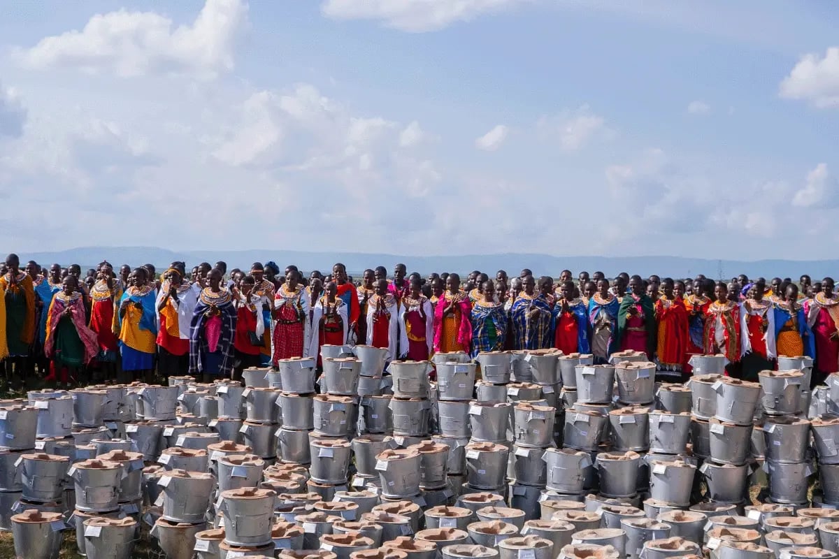 Squiby Foods carbon footprint journey_Local community during a cookstoves distribution in Kenya_visual 2