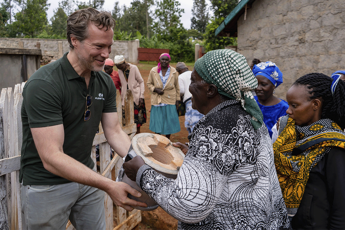 Subway Surfers unite with J Balvin to cook up carbon reduction magic_Planet Play member with a local community during a cookstoves distribution_visual 4